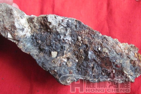 黑稀金礦 黑稀金礦