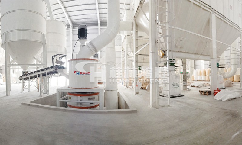 800目超細碳酸鈣磨粉機HCH1395環(huán)輥磨東南亞某廠現(xiàn)場 產(chǎn)量4.5噸每小時 800目超細碳酸鈣磨粉機HCH1395環(huán)輥磨東南亞某廠現(xiàn)場 產(chǎn)量4.5噸每小時